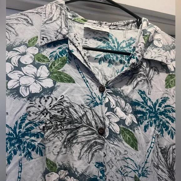 Hawaiian Reserve Collection Button Down Women’s Aloha Shirt - Picture 3 of 4